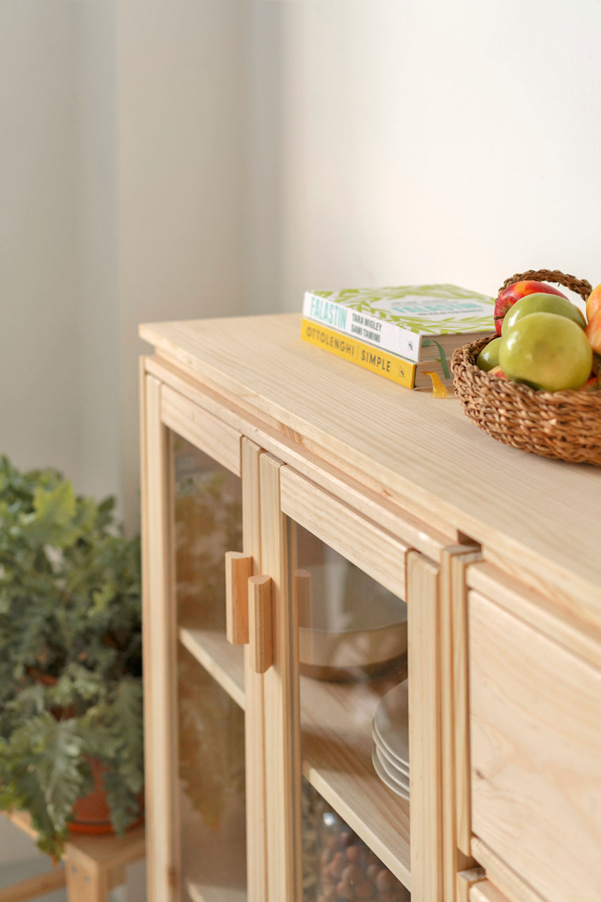 Imagen de ambiente 2 para:Vitrina de madera con cajonera